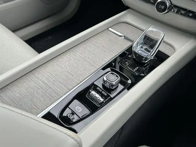 ボルボ ＸＣ６０ B5 AWD インスクリプション 茨城県 2020(令2)年 4万km クリスタルホワイトP harman/kardon/白革シート/パノラマSR/Orreforsクリスタルシフト/純正ナビ/（AM.FM.CD.BT.Applecarplay）/フルセグTV/360°カメラ/ETC/前後ドラレコ/ACC/LKA/BSM/D/N席パワーシート/D/N席シートヒーター/D/N席ベンチレーション/ステアリングヒーター/パワーバックドア/スマートキー/プッシュスタート