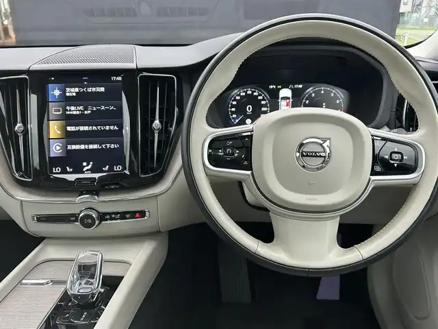 ボルボ ＸＣ６０ B5 AWD インスクリプション 茨城県 2020(令2)年 4万km クリスタルホワイトP harman/kardon/白革シート/パノラマSR/Orreforsクリスタルシフト/純正ナビ/（AM.FM.CD.BT.Applecarplay）/フルセグTV/360°カメラ/ETC/前後ドラレコ/ACC/LKA/BSM/D/N席パワーシート/D/N席シートヒーター/D/N席ベンチレーション/ステアリングヒーター/パワーバックドア/スマートキー/プッシュスタート