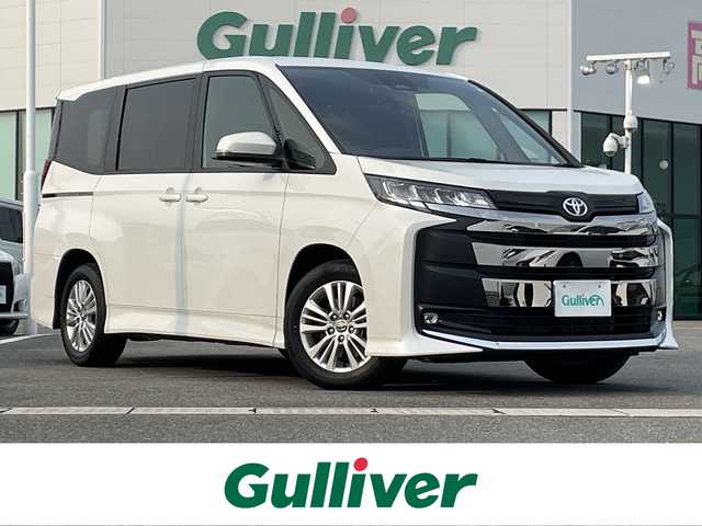 トヨタ ノア S－G 佐賀県 2023(令5)年 1.5万km ホワイトパールクリスタルシャイン 10.5インチHDディスプレイオーディオ/・コネクティッドナビ対応Plus/・フルセグTV/AM/FM/Bluetooth/CD/DVD/HDMI//・Apple Car Play/Android Auto//片側パワースライドドア/純正LEDヘッドライト/オートマチックハイビーム/スマートキー/フロアMTモード付/ビルトインETC/フロアマット/新車保証書/取扱説明書/スペアキー1本/トヨタセーフティーセンス/・プリクラッシュセーフティー/・レーンディパーチャーアラート/・レーントレーシングアシスト/・前方車発進お知らせ機能/・レーダークルーズコントロール/・コーナーセンサー