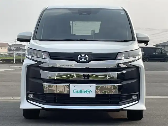 トヨタ ノア S－G 佐賀県 2023(令5)年 1.5万km ホワイトパールクリスタルシャイン 10.5インチHDディスプレイオーディオ/・コネクティッドナビ対応Plus/・フルセグTV/AM/FM/Bluetooth/CD/DVD/HDMI//・Apple Car Play/Android Auto//片側パワースライドドア/純正LEDヘッドライト/オートマチックハイビーム/スマートキー/フロアMTモード付/ビルトインETC/フロアマット/新車保証書/取扱説明書/スペアキー1本/トヨタセーフティーセンス/・プリクラッシュセーフティー/・レーンディパーチャーアラート/・レーントレーシングアシスト/・前方車発進お知らせ機能/・レーダークルーズコントロール/・コーナーセンサー