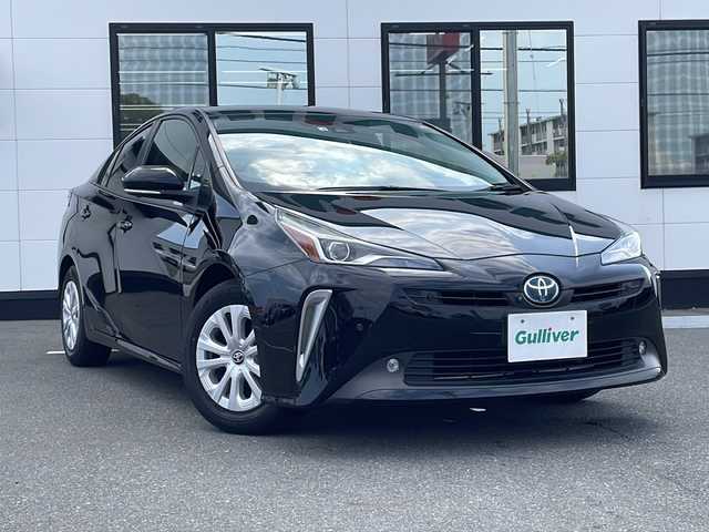 トヨタ プリウス SセーフティプラスⅡ 山口県 2022(令4)年 5.2万km アティチュードブラックマイカ 社外SDナビ　【AVN-R10W】/Bluetooth接続/アラウンドビューモニター/DVD再生機能有/フルセグTV/ETC/レーダークルーズコントロール/プリクラッシュセーフティ/クリアランスソナー/パーキングサポートブレーキ/ブラインドスポットモニター/ふらつき検知/先行者発進告知/100V電源/純正LEDライト/オートマチックハイビーム/純正15インチアルミホイール