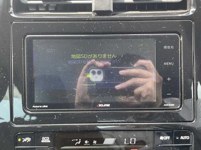 トヨタ プリウス SセーフティプラスⅡ 山口県 2022(令4)年 5.2万km アティチュードブラックマイカ 社外SDナビ　【AVN-R10W】/Bluetooth接続/アラウンドビューモニター/DVD再生機能有/フルセグTV/ETC/レーダークルーズコントロール/プリクラッシュセーフティ/クリアランスソナー/パーキングサポートブレーキ/ブラインドスポットモニター/ふらつき検知/先行者発進告知/100V電源/純正LEDライト/オートマチックハイビーム/純正15インチアルミホイール