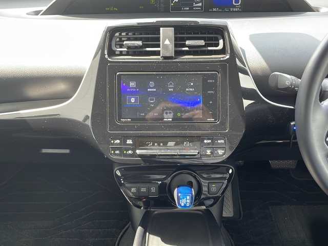 トヨタ プリウス SセーフティプラスⅡ 山口県 2022(令4)年 5.2万km アティチュードブラックマイカ 社外SDナビ　【AVN-R10W】/Bluetooth接続/アラウンドビューモニター/DVD再生機能有/フルセグTV/ETC/レーダークルーズコントロール/プリクラッシュセーフティ/クリアランスソナー/パーキングサポートブレーキ/ブラインドスポットモニター/ふらつき検知/先行者発進告知/100V電源/純正LEDライト/オートマチックハイビーム/純正15インチアルミホイール