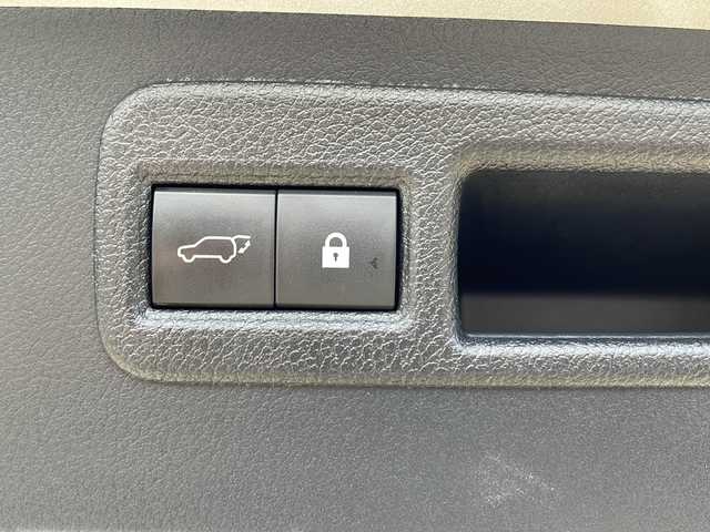 レクサス ＮＸ 300h Iパッケージ 静岡県 2017(平29)年 4.2万km ソニックチタニウム 純正ナビ/・AM/・FM/・CD/・DVD/・サウンドライブラリ/・SD/・USB/・Bluetooth/・Miracast/・AUX/・フルセグTV/主要装備/・パワーバックドア/・運転席＆助手席パワーシート/・全方位カメラ/・オートハイビーム/・ハンドルヒーター/・ＢＳＭ/・レーダークルーズコントロール/・パドルシフト/・コーナーセンサー/・レザーシート/・ＥＴＣ/・サイドカーテンエアバッグ/・電動チルト＆テレスコピックステアリング