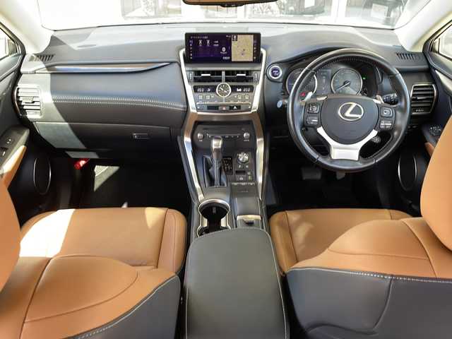 レクサス ＮＸ 300h Iパッケージ 静岡県 2017(平29)年 4.2万km ソニックチタニウム 純正ナビ/・AM/・FM/・CD/・DVD/・サウンドライブラリ/・SD/・USB/・Bluetooth/・Miracast/・AUX/・フルセグTV/主要装備/・パワーバックドア/・運転席＆助手席パワーシート/・全方位カメラ/・オートハイビーム/・ハンドルヒーター/・ＢＳＭ/・レーダークルーズコントロール/・パドルシフト/・コーナーセンサー/・レザーシート/・ＥＴＣ/・サイドカーテンエアバッグ/・電動チルト＆テレスコピックステアリング