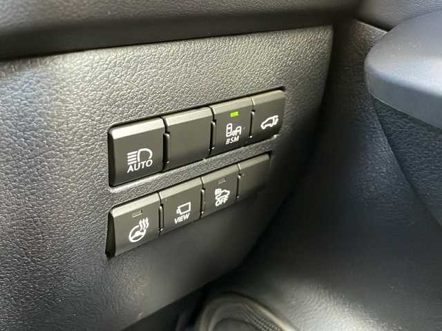 レクサス ＮＸ 300h Iパッケージ 静岡県 2017(平29)年 4.2万km ソニックチタニウム 純正ナビ/・AM/・FM/・CD/・DVD/・サウンドライブラリ/・SD/・USB/・Bluetooth/・Miracast/・AUX/・フルセグTV/主要装備/・パワーバックドア/・運転席＆助手席パワーシート/・全方位カメラ/・オートハイビーム/・ハンドルヒーター/・ＢＳＭ/・レーダークルーズコントロール/・パドルシフト/・コーナーセンサー/・レザーシート/・ＥＴＣ/・サイドカーテンエアバッグ/・電動チルト＆テレスコピックステアリング
