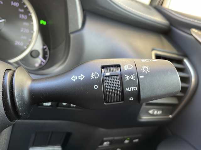 レクサス ＮＸ 300h Iパッケージ 静岡県 2017(平29)年 4.2万km ソニックチタニウム 純正ナビ/・AM/・FM/・CD/・DVD/・サウンドライブラリ/・SD/・USB/・Bluetooth/・Miracast/・AUX/・フルセグTV/主要装備/・パワーバックドア/・運転席＆助手席パワーシート/・全方位カメラ/・オートハイビーム/・ハンドルヒーター/・ＢＳＭ/・レーダークルーズコントロール/・パドルシフト/・コーナーセンサー/・レザーシート/・ＥＴＣ/・サイドカーテンエアバッグ/・電動チルト＆テレスコピックステアリング