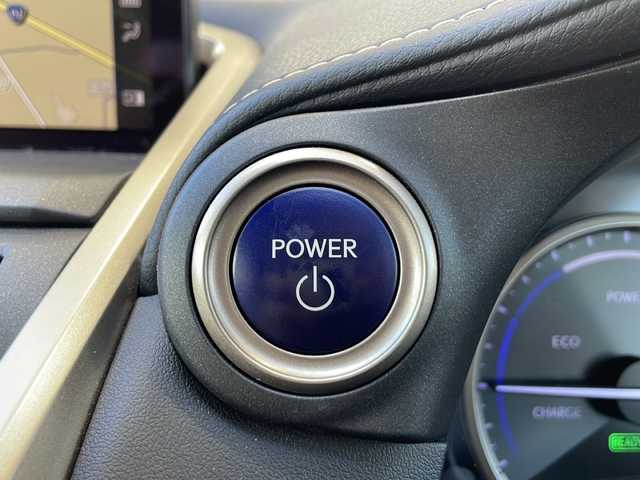 レクサス ＮＸ 300h Iパッケージ 静岡県 2017(平29)年 4.2万km ソニックチタニウム 純正ナビ/・AM/・FM/・CD/・DVD/・サウンドライブラリ/・SD/・USB/・Bluetooth/・Miracast/・AUX/・フルセグTV/主要装備/・パワーバックドア/・運転席＆助手席パワーシート/・全方位カメラ/・オートハイビーム/・ハンドルヒーター/・ＢＳＭ/・レーダークルーズコントロール/・パドルシフト/・コーナーセンサー/・レザーシート/・ＥＴＣ/・サイドカーテンエアバッグ/・電動チルト＆テレスコピックステアリング