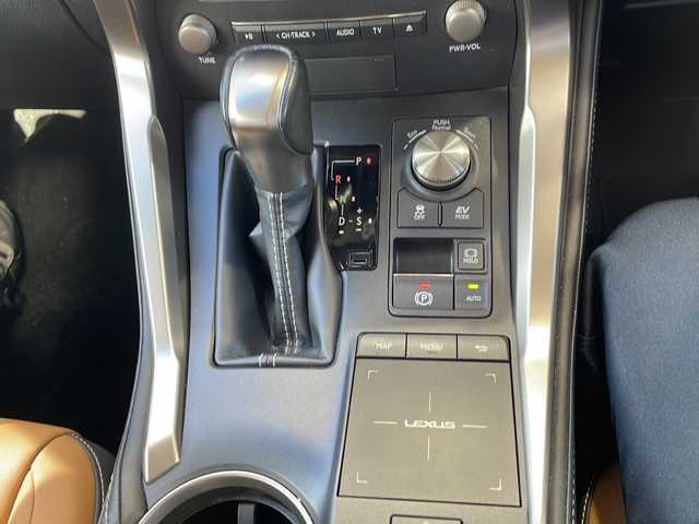 レクサス ＮＸ 300h Iパッケージ 静岡県 2017(平29)年 4.2万km ソニックチタニウム 純正ナビ/・AM/・FM/・CD/・DVD/・サウンドライブラリ/・SD/・USB/・Bluetooth/・Miracast/・AUX/・フルセグTV/主要装備/・パワーバックドア/・運転席＆助手席パワーシート/・全方位カメラ/・オートハイビーム/・ハンドルヒーター/・ＢＳＭ/・レーダークルーズコントロール/・パドルシフト/・コーナーセンサー/・レザーシート/・ＥＴＣ/・サイドカーテンエアバッグ/・電動チルト＆テレスコピックステアリング