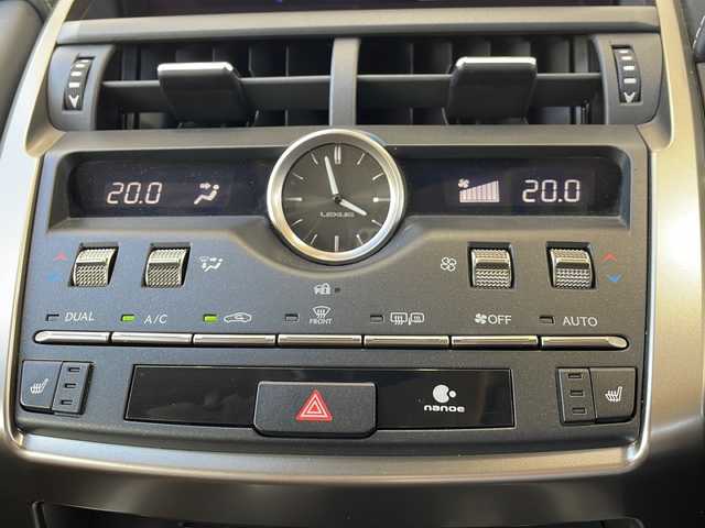 レクサス ＮＸ 300h Iパッケージ 静岡県 2017(平29)年 4.2万km ソニックチタニウム 純正ナビ/・AM/・FM/・CD/・DVD/・サウンドライブラリ/・SD/・USB/・Bluetooth/・Miracast/・AUX/・フルセグTV/主要装備/・パワーバックドア/・運転席＆助手席パワーシート/・全方位カメラ/・オートハイビーム/・ハンドルヒーター/・ＢＳＭ/・レーダークルーズコントロール/・パドルシフト/・コーナーセンサー/・レザーシート/・ＥＴＣ/・サイドカーテンエアバッグ/・電動チルト＆テレスコピックステアリング