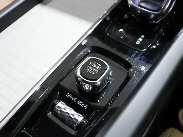 ボルボ ＸＣ６０ B5 AWD インスクリプション 静岡県 2020(令2)年 2.4万km オニキスブラックP サンルーフ /革シート ヒーター クーラー  マッサージ付 /Bower&Wilkinsサウンド /ナビ TV applecarplay /ACC LKA BSM HUD /ステアリングヒーター /前後センサー /前後ドラレコ /パワーバックドア /クリスタルシフトノブ /ETC /スペアキー
