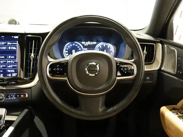 ボルボ ＸＣ６０ B5 AWD インスクリプション 静岡県 2020(令2)年 2.4万km オニキスブラックP サンルーフ /革シート ヒーター クーラー  マッサージ付 /Bower&Wilkinsサウンド /ナビ TV applecarplay /ACC LKA BSM HUD /ステアリングヒーター /前後センサー /前後ドラレコ /パワーバックドア /クリスタルシフトノブ /ETC /スペアキー