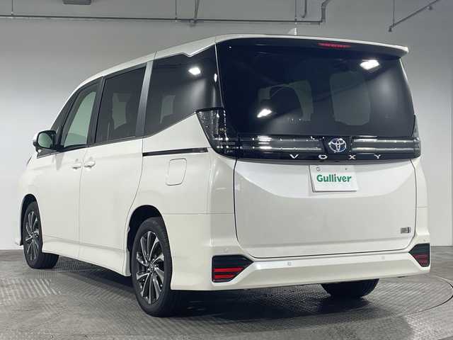 トヨタ ヴォクシー ハイブリッド S－Z 神奈川県 2025(令7)年 0.1千km ホワイトパールクリスタルシャイン 登録済未使用車/ディスプレイオーディオプラス/純正10.5型ディスプレーオーディオ/メモリーナビ/フルセグ　CD DVD USB　HDMI　Miracast　Bluetooth　Applecarplay　Androidauto　ETC2.0/バックカメラ/両側電動スライドドア/パワーバックドア/ドライビングサポートパッケージ/快適利便パッケージ/セーフティセンス/プリクラッシュセーフティ/レーンディパーチャーアラート/オートマチックハイビーム/ドライバー異常時対応システム/発進遅れ告知機能/レーントレーシングアシスト/レーダークルーズコントロール/ロードサインアシスト/パーキングサポートブレーキ/車両接近通報装置/プロアクティブドライビングアシスト/カラーヘッドアップディスプレイ/デジタルインナーミラー/ナノイーX/ステアリングヒーター/前席/2列目左右シートヒーター/ステアリングヒーター/合皮/ファブリックコンビシート/革巻きステアリング/AC100V/SOSコール/プッシュスタート/スマートキー/LEDヘッドライト/オートライト/純正17インチアルミホイール/純正サイド/リアスポイラー