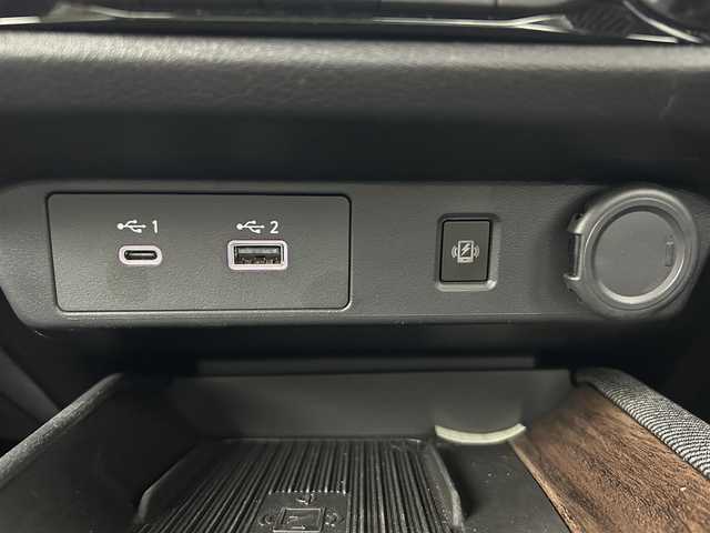 日産 オーラ G レザーエディション 熊本県 2023(令5)年 3.4万km ガーネットレッド/スーパーブラック 2トーン ＢＯＳＥサウンド　/純正ナビ（ＣＤ・ＤＶＤ・フルセグ・ＢＴ・ＵＳＢ・ＨＤＭＩ）/全周囲カメラ　/純正前後ドライブレコーダー　/ビルトインＥＴＣ２．０　/前後クリアランスソナー/プロパイロット/前方衝突予測警報/インテリジェントエマージェンシーブレーキ/車線逸脱防止支援システム/後側方車両検知警報/標識認識機能/踏み間違い衝突防止アシスト/ふらつき警報機能/置くだけ充電/ブラインドスポットモニター/スマートルームミラー/電動格納ミラー/純正フロアマット/純正17インチAW/オートライト/オートマチックハイビーム/スマートキー/プッシュスタート