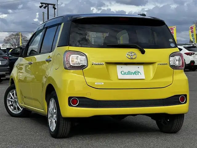 トヨタ パッソ モーダ 道央・札幌 2016(平28)年 6.8万km ブラックマイカメタリック/レモンスカッシュクリスタルメタリック 2トーン 4WD/寒冷地仕様/社外SDナビ/AM/FM/DVD/横滑り防止装置/バックカメラ/ビルトインETC/ドライブレコーダー/アイドリングストップ/ワイパーデアイサー/D席シートヒーター/ステアリングリモコン/プッシュスタート/スマートキー/LEDヘッドライト/オートライト/フォグランプ/電動格納ミラー/ウィンカーミラー/純正フロアマット/ドアバイザー/純正エンジンスターター/スチールホイール付冬タイヤ積込/（純正ホイールキャップ有）/165/65/R14/2020年/山5mm