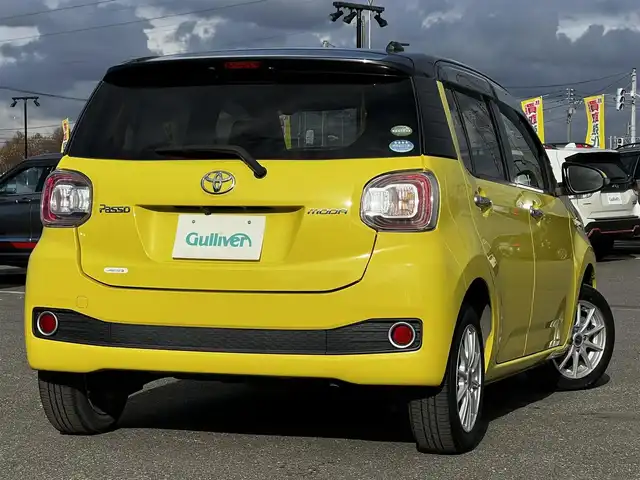 トヨタ パッソ モーダ 道央・札幌 2016(平28)年 6.8万km ブラックマイカメタリック/レモンスカッシュクリスタルメタリック 2トーン 4WD/寒冷地仕様/社外SDナビ/AM/FM/DVD/横滑り防止装置/バックカメラ/ビルトインETC/ドライブレコーダー/アイドリングストップ/ワイパーデアイサー/D席シートヒーター/ステアリングリモコン/プッシュスタート/スマートキー/LEDヘッドライト/オートライト/フォグランプ/電動格納ミラー/ウィンカーミラー/純正フロアマット/ドアバイザー/純正エンジンスターター/スチールホイール付冬タイヤ積込/（純正ホイールキャップ有）/165/65/R14/2020年/山5mm