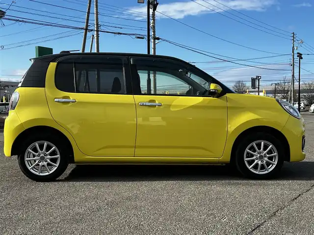 トヨタ パッソ モーダ 道央・札幌 2016(平28)年 6.8万km ブラックマイカメタリック/レモンスカッシュクリスタルメタリック 2トーン 4WD/寒冷地仕様/社外SDナビ/AM/FM/DVD/横滑り防止装置/バックカメラ/ビルトインETC/ドライブレコーダー/アイドリングストップ/ワイパーデアイサー/D席シートヒーター/ステアリングリモコン/プッシュスタート/スマートキー/LEDヘッドライト/オートライト/フォグランプ/電動格納ミラー/ウィンカーミラー/純正フロアマット/ドアバイザー/純正エンジンスターター/スチールホイール付冬タイヤ積込/（純正ホイールキャップ有）/165/65/R14/2020年/山5mm