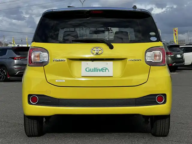 トヨタ パッソ モーダ 道央・札幌 2016(平28)年 6.8万km ブラックマイカメタリック/レモンスカッシュクリスタルメタリック 2トーン 4WD/寒冷地仕様/社外SDナビ/AM/FM/DVD/横滑り防止装置/バックカメラ/ビルトインETC/ドライブレコーダー/アイドリングストップ/ワイパーデアイサー/D席シートヒーター/ステアリングリモコン/プッシュスタート/スマートキー/LEDヘッドライト/オートライト/フォグランプ/電動格納ミラー/ウィンカーミラー/純正フロアマット/ドアバイザー/純正エンジンスターター/スチールホイール付冬タイヤ積込/（純正ホイールキャップ有）/165/65/R14/2020年/山5mm