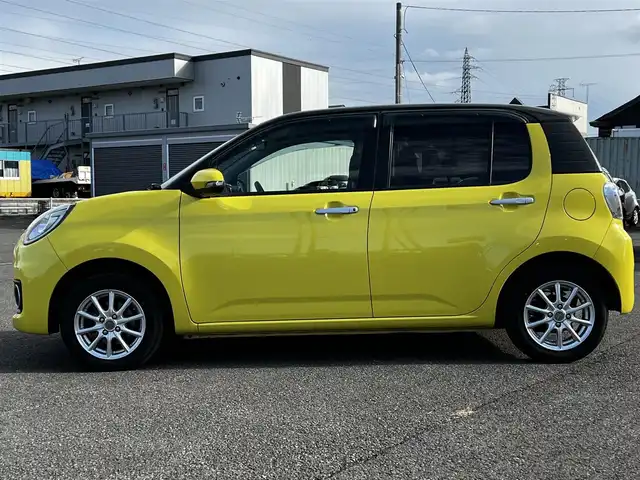 トヨタ パッソ モーダ 道央・札幌 2016(平28)年 6.8万km ブラックマイカメタリック/レモンスカッシュクリスタルメタリック 2トーン 4WD/寒冷地仕様/社外SDナビ/AM/FM/DVD/横滑り防止装置/バックカメラ/ビルトインETC/ドライブレコーダー/アイドリングストップ/ワイパーデアイサー/D席シートヒーター/ステアリングリモコン/プッシュスタート/スマートキー/LEDヘッドライト/オートライト/フォグランプ/電動格納ミラー/ウィンカーミラー/純正フロアマット/ドアバイザー/純正エンジンスターター/スチールホイール付冬タイヤ積込/（純正ホイールキャップ有）/165/65/R14/2020年/山5mm