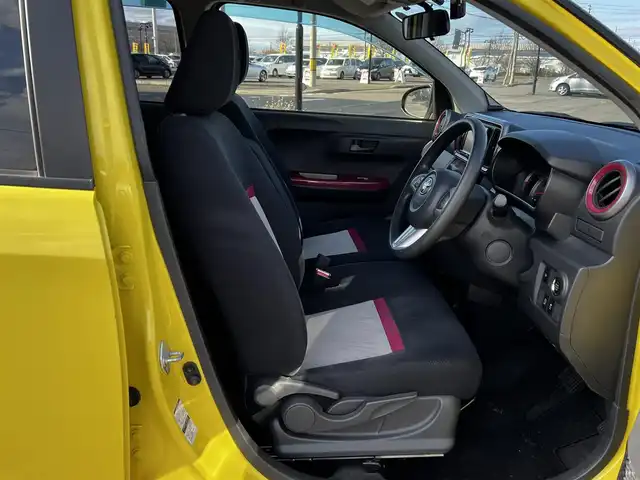 トヨタ パッソ モーダ 道央・札幌 2016(平28)年 6.8万km ブラックマイカメタリック/レモンスカッシュクリスタルメタリック 2トーン 4WD/寒冷地仕様/社外SDナビ/AM/FM/DVD/横滑り防止装置/バックカメラ/ビルトインETC/ドライブレコーダー/アイドリングストップ/ワイパーデアイサー/D席シートヒーター/ステアリングリモコン/プッシュスタート/スマートキー/LEDヘッドライト/オートライト/フォグランプ/電動格納ミラー/ウィンカーミラー/純正フロアマット/ドアバイザー/純正エンジンスターター/スチールホイール付冬タイヤ積込/（純正ホイールキャップ有）/165/65/R14/2020年/山5mm