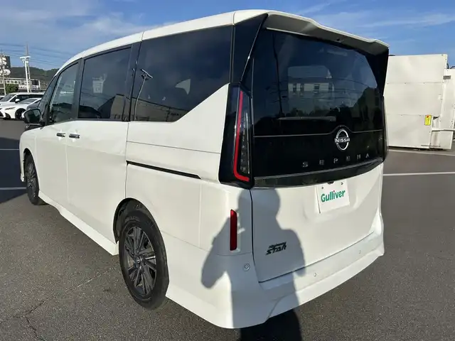 日産 セレナ ハイウェイスター V 岡山県 2023(令5)年 3.7万km プリズムホワイト 登録時走行距離36179km/純正12.3インチナビ/フルセグTV(AM.FM.TV.BT.HDMI)/AppleCarPlay/スマホ連携/両側パワースライドドア/全方位カメラ/ビルトインETC2.0/デジタルインナーミラー/プロパイロット/ブラインドスポットモニター/クリアランスソナー/衝突軽減ブレーキ/横滑り防止装置/クルーズコントロール(追従走行あり)/車線逸脱警報（レーンキープアシスト）/オートライト/オートマチックハイビーム/アイドリングストップ/16インチ純正AW/純正フロアマット/プッシュスタート/スマートキー/スペアキー