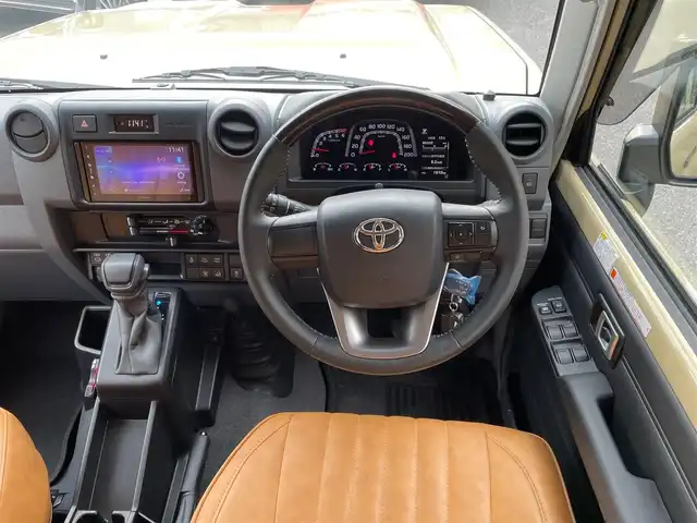 トヨタ ランドクルーザー AX 神奈川県 2025(令7)年 0.2万km ベージュ ワンオーナー/社外16インチAW/LEDヘッドライト/革調シートカバー/社外デジタルミラー(前後ドラレコ)/社外ディスプレイオーディオ/AppleCarPlay/AndroidAuto/USB/BT/バックモニター/ETC2.0/社外セキュリティ(ユピテル)/クルーズコントロール/PCS/LDA/RSA/オートハイビーム/ヒルディセントコントロール/デフロック/キーレス×2/R7年ディーラー整備記録/保証書・取説あり