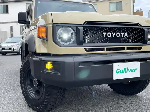 トヨタ ランドクルーザー AX 神奈川県 2025(令7)年 0.2万km ベージュ ワンオーナー/社外16インチAW/LEDヘッドライト/革調シートカバー/社外デジタルミラー(前後ドラレコ)/社外ディスプレイオーディオ/AppleCarPlay/AndroidAuto/USB/BT/バックモニター/ETC2.0/社外セキュリティ(ユピテル)/クルーズコントロール/PCS/LDA/RSA/オートハイビーム/ヒルディセントコントロール/デフロック/キーレス×2/R7年ディーラー整備記録/保証書・取説あり