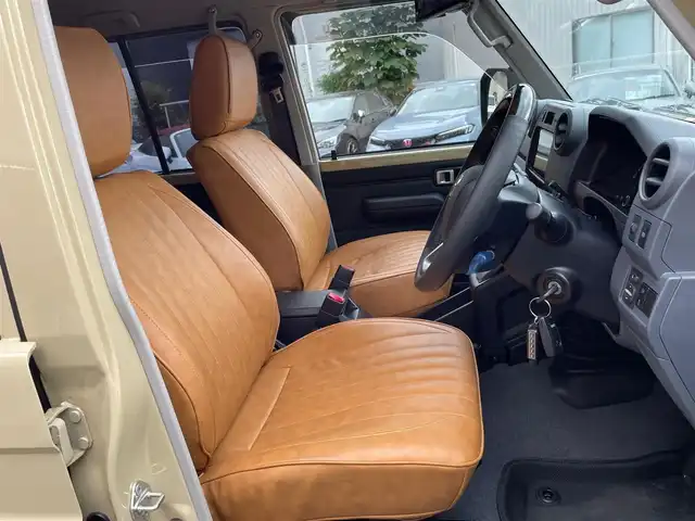 トヨタ ランドクルーザー AX 神奈川県 2025(令7)年 0.2万km ベージュ ワンオーナー/社外16インチAW/LEDヘッドライト/革調シートカバー/社外デジタルミラー(前後ドラレコ)/社外ディスプレイオーディオ/AppleCarPlay/AndroidAuto/USB/BT/バックモニター/ETC2.0/社外セキュリティ(ユピテル)/クルーズコントロール/PCS/LDA/RSA/オートハイビーム/ヒルディセントコントロール/デフロック/キーレス×2/R7年ディーラー整備記録/保証書・取説あり