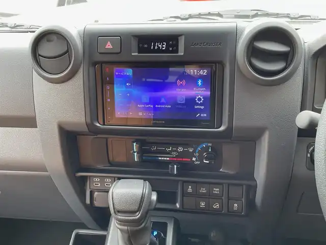 トヨタ ランドクルーザー AX 神奈川県 2025(令7)年 0.2万km ベージュ ワンオーナー/社外16インチAW/LEDヘッドライト/革調シートカバー/社外デジタルミラー(前後ドラレコ)/社外ディスプレイオーディオ/AppleCarPlay/AndroidAuto/USB/BT/バックモニター/ETC2.0/社外セキュリティ(ユピテル)/クルーズコントロール/PCS/LDA/RSA/オートハイビーム/ヒルディセントコントロール/デフロック/キーレス×2/R7年ディーラー整備記録/保証書・取説あり