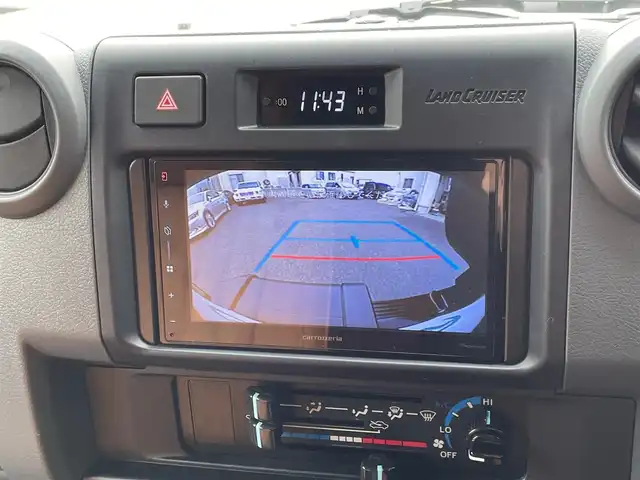 トヨタ ランドクルーザー AX 神奈川県 2025(令7)年 0.2万km ベージュ ワンオーナー/社外16インチAW/LEDヘッドライト/革調シートカバー/社外デジタルミラー(前後ドラレコ)/社外ディスプレイオーディオ/AppleCarPlay/AndroidAuto/USB/BT/バックモニター/ETC2.0/社外セキュリティ(ユピテル)/クルーズコントロール/PCS/LDA/RSA/オートハイビーム/ヒルディセントコントロール/デフロック/キーレス×2/R7年ディーラー整備記録/保証書・取説あり