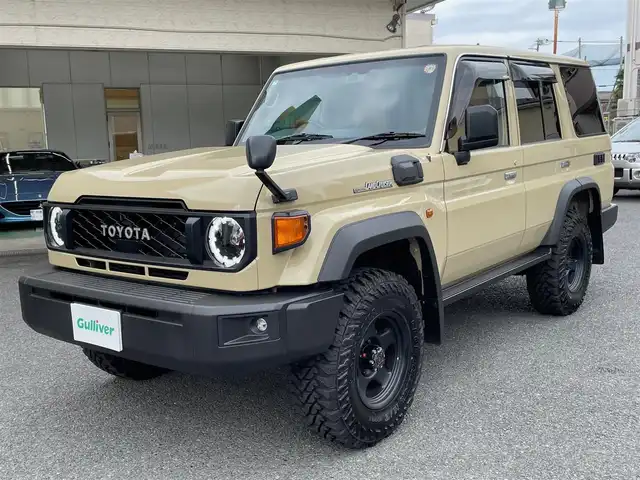 トヨタ ランドクルーザー AX 神奈川県 2025(令7)年 0.2万km ベージュ ワンオーナー/社外16インチAW/LEDヘッドライト/革調シートカバー/社外デジタルミラー(前後ドラレコ)/社外ディスプレイオーディオ/AppleCarPlay/AndroidAuto/USB/BT/バックモニター/ETC2.0/社外セキュリティ(ユピテル)/クルーズコントロール/PCS/LDA/RSA/オートハイビーム/ヒルディセントコントロール/デフロック/キーレス×2/R7年ディーラー整備記録/保証書・取説あり