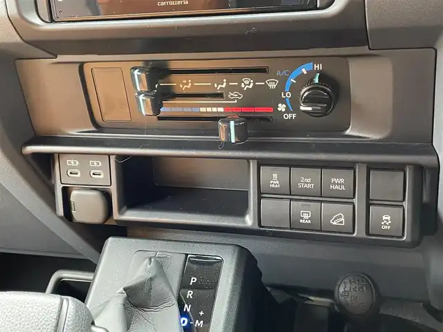 トヨタ ランドクルーザー AX 神奈川県 2025(令7)年 0.2万km ベージュ ワンオーナー/社外16インチAW/LEDヘッドライト/革調シートカバー/社外デジタルミラー(前後ドラレコ)/社外ディスプレイオーディオ/AppleCarPlay/AndroidAuto/USB/BT/バックモニター/ETC2.0/社外セキュリティ(ユピテル)/クルーズコントロール/PCS/LDA/RSA/オートハイビーム/ヒルディセントコントロール/デフロック/キーレス×2/R7年ディーラー整備記録/保証書・取説あり