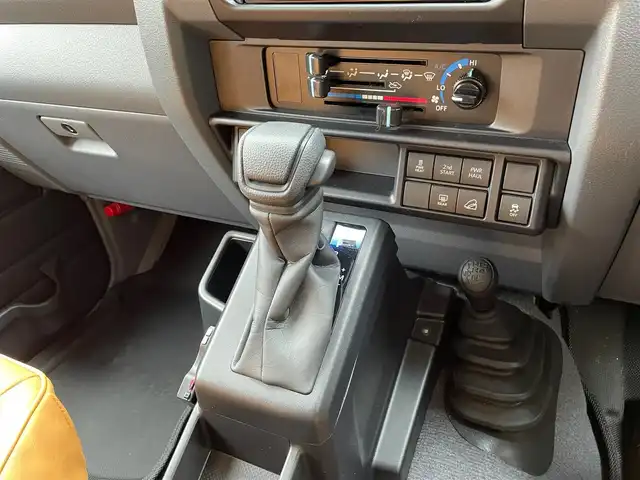 トヨタ ランドクルーザー AX 神奈川県 2025(令7)年 0.2万km ベージュ ワンオーナー/社外16インチAW/LEDヘッドライト/革調シートカバー/社外デジタルミラー(前後ドラレコ)/社外ディスプレイオーディオ/AppleCarPlay/AndroidAuto/USB/BT/バックモニター/ETC2.0/社外セキュリティ(ユピテル)/クルーズコントロール/PCS/LDA/RSA/オートハイビーム/ヒルディセントコントロール/デフロック/キーレス×2/R7年ディーラー整備記録/保証書・取説あり