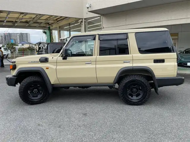 トヨタ ランドクルーザー AX 神奈川県 2025(令7)年 0.2万km ベージュ ワンオーナー/社外16インチAW/LEDヘッドライト/革調シートカバー/社外デジタルミラー(前後ドラレコ)/社外ディスプレイオーディオ/AppleCarPlay/AndroidAuto/USB/BT/バックモニター/ETC2.0/社外セキュリティ(ユピテル)/クルーズコントロール/PCS/LDA/RSA/オートハイビーム/ヒルディセントコントロール/デフロック/キーレス×2/R7年ディーラー整備記録/保証書・取説あり