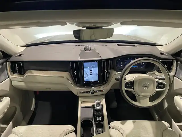 ボルボ ボルボ ＸＣ６０ B5 AWD インスクリプション 愛知県 2022(令4)年 2万km グレーⅡ Ｂｏｗｅｒｓ＆Ｗｉｌｋｉｎｓサウンド　/パノラミックＳ／Ｒ　/ＨＵＤ　/オルフォス製クリスタルシフトノブ　/ベージュレザーシート　/シートヒーター/シートエアコン/ハンドルヒーター/Ｇｏｏｇｌｅマップ　/３６０度カメラ　/AppleCarPlay/AndroidAuto/ACC/LKA/BSM/エアサスペンション/ETCパワーバックドア/プッシュスタート/ウィンカーミラー/アイドリングストップ