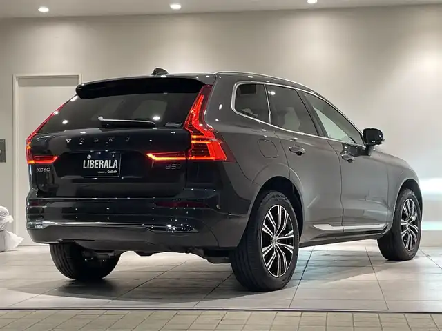 ボルボ ボルボ ＸＣ６０ B5 AWD インスクリプション 愛知県 2022(令4)年 2万km グレーⅡ Ｂｏｗｅｒｓ＆Ｗｉｌｋｉｎｓサウンド　/パノラミックＳ／Ｒ　/ＨＵＤ　/オルフォス製クリスタルシフトノブ　/ベージュレザーシート　/シートヒーター/シートエアコン/ハンドルヒーター/Ｇｏｏｇｌｅマップ　/３６０度カメラ　/AppleCarPlay/AndroidAuto/ACC/LKA/BSM/エアサスペンション/ETCパワーバックドア/プッシュスタート/ウィンカーミラー/アイドリングストップ