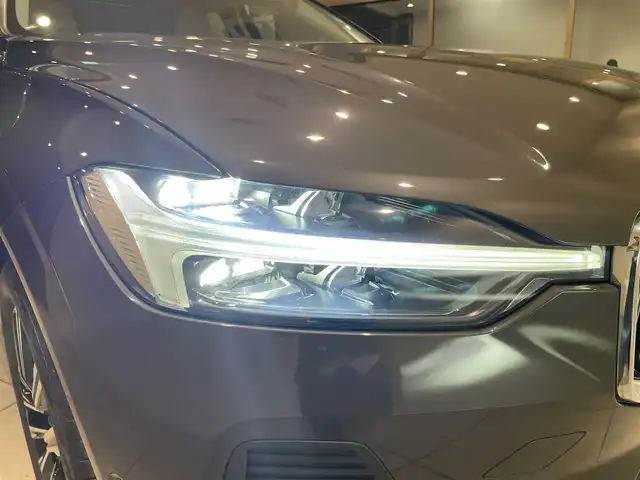 ボルボ ボルボ ＸＣ６０ B5 AWD インスクリプション 愛知県 2022(令4)年 2万km グレーⅡ Ｂｏｗｅｒｓ＆Ｗｉｌｋｉｎｓサウンド　/パノラミックＳ／Ｒ　/ＨＵＤ　/オルフォス製クリスタルシフトノブ　/ベージュレザーシート　/シートヒーター/シートエアコン/ハンドルヒーター/Ｇｏｏｇｌｅマップ　/３６０度カメラ　/AppleCarPlay/AndroidAuto/ACC/LKA/BSM/エアサスペンション/ETCパワーバックドア/プッシュスタート/ウィンカーミラー/アイドリングストップ