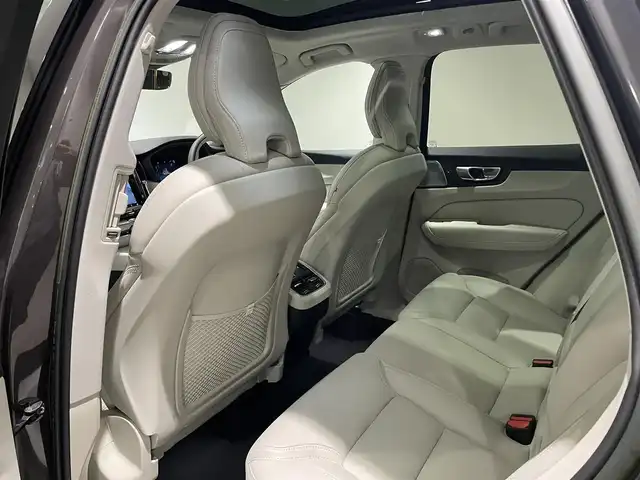 ボルボ ボルボ ＸＣ６０ B5 AWD インスクリプション 愛知県 2022(令4)年 2万km グレーⅡ Ｂｏｗｅｒｓ＆Ｗｉｌｋｉｎｓサウンド　/パノラミックＳ／Ｒ　/ＨＵＤ　/オルフォス製クリスタルシフトノブ　/ベージュレザーシート　/シートヒーター/シートエアコン/ハンドルヒーター/Ｇｏｏｇｌｅマップ　/３６０度カメラ　/AppleCarPlay/AndroidAuto/ACC/LKA/BSM/エアサスペンション/ETCパワーバックドア/プッシュスタート/ウィンカーミラー/アイドリングストップ