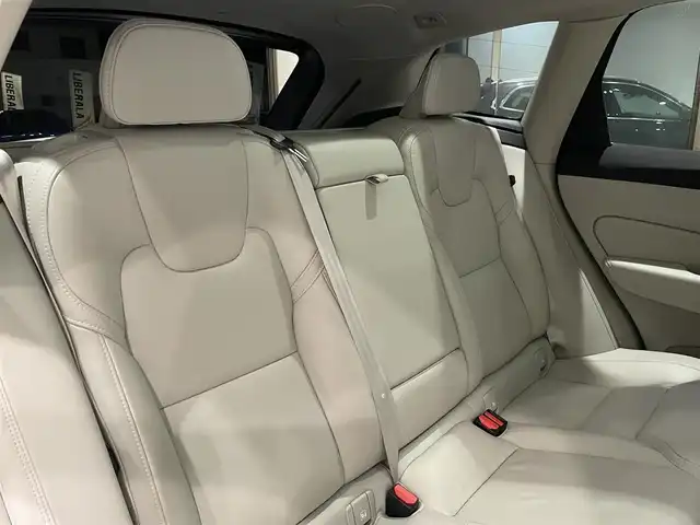 ボルボ ボルボ ＸＣ６０ B5 AWD インスクリプション 愛知県 2022(令4)年 2万km グレーⅡ Ｂｏｗｅｒｓ＆Ｗｉｌｋｉｎｓサウンド　/パノラミックＳ／Ｒ　/ＨＵＤ　/オルフォス製クリスタルシフトノブ　/ベージュレザーシート　/シートヒーター/シートエアコン/ハンドルヒーター/Ｇｏｏｇｌｅマップ　/３６０度カメラ　/AppleCarPlay/AndroidAuto/ACC/LKA/BSM/エアサスペンション/ETCパワーバックドア/プッシュスタート/ウィンカーミラー/アイドリングストップ