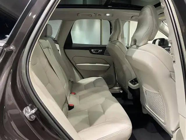 ボルボ ボルボ ＸＣ６０ B5 AWD インスクリプション 愛知県 2022(令4)年 2万km グレーⅡ Ｂｏｗｅｒｓ＆Ｗｉｌｋｉｎｓサウンド　/パノラミックＳ／Ｒ　/ＨＵＤ　/オルフォス製クリスタルシフトノブ　/ベージュレザーシート　/シートヒーター/シートエアコン/ハンドルヒーター/Ｇｏｏｇｌｅマップ　/３６０度カメラ　/AppleCarPlay/AndroidAuto/ACC/LKA/BSM/エアサスペンション/ETCパワーバックドア/プッシュスタート/ウィンカーミラー/アイドリングストップ