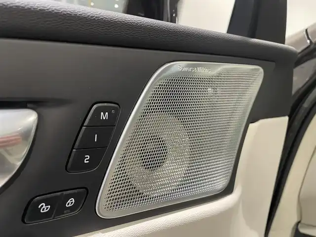 ボルボ ボルボ ＸＣ６０ B5 AWD インスクリプション 愛知県 2022(令4)年 2万km グレーⅡ Ｂｏｗｅｒｓ＆Ｗｉｌｋｉｎｓサウンド　/パノラミックＳ／Ｒ　/ＨＵＤ　/オルフォス製クリスタルシフトノブ　/ベージュレザーシート　/シートヒーター/シートエアコン/ハンドルヒーター/Ｇｏｏｇｌｅマップ　/３６０度カメラ　/AppleCarPlay/AndroidAuto/ACC/LKA/BSM/エアサスペンション/ETCパワーバックドア/プッシュスタート/ウィンカーミラー/アイドリングストップ