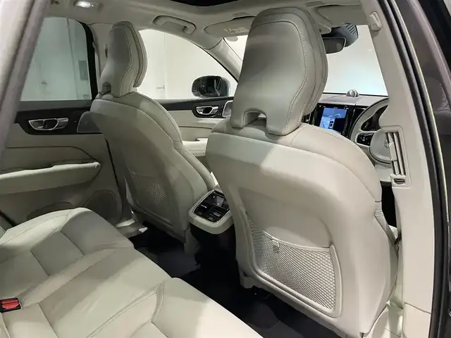 ボルボ ボルボ ＸＣ６０ B5 AWD インスクリプション 愛知県 2022(令4)年 2万km グレーⅡ Ｂｏｗｅｒｓ＆Ｗｉｌｋｉｎｓサウンド　/パノラミックＳ／Ｒ　/ＨＵＤ　/オルフォス製クリスタルシフトノブ　/ベージュレザーシート　/シートヒーター/シートエアコン/ハンドルヒーター/Ｇｏｏｇｌｅマップ　/３６０度カメラ　/AppleCarPlay/AndroidAuto/ACC/LKA/BSM/エアサスペンション/ETCパワーバックドア/プッシュスタート/ウィンカーミラー/アイドリングストップ
