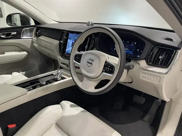 ボルボ ボルボ ＸＣ６０ B5 AWD インスクリプション 愛知県 2022(令4)年 2万km グレーⅡ Ｂｏｗｅｒｓ＆Ｗｉｌｋｉｎｓサウンド　/パノラミックＳ／Ｒ　/ＨＵＤ　/オルフォス製クリスタルシフトノブ　/ベージュレザーシート　/シートヒーター/シートエアコン/ハンドルヒーター/Ｇｏｏｇｌｅマップ　/３６０度カメラ　/AppleCarPlay/AndroidAuto/ACC/LKA/BSM/エアサスペンション/ETCパワーバックドア/プッシュスタート/ウィンカーミラー/アイドリングストップ