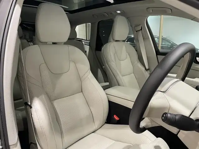ボルボ ボルボ ＸＣ６０ B5 AWD インスクリプション 愛知県 2022(令4)年 2万km グレーⅡ Ｂｏｗｅｒｓ＆Ｗｉｌｋｉｎｓサウンド　/パノラミックＳ／Ｒ　/ＨＵＤ　/オルフォス製クリスタルシフトノブ　/ベージュレザーシート　/シートヒーター/シートエアコン/ハンドルヒーター/Ｇｏｏｇｌｅマップ　/３６０度カメラ　/AppleCarPlay/AndroidAuto/ACC/LKA/BSM/エアサスペンション/ETCパワーバックドア/プッシュスタート/ウィンカーミラー/アイドリングストップ