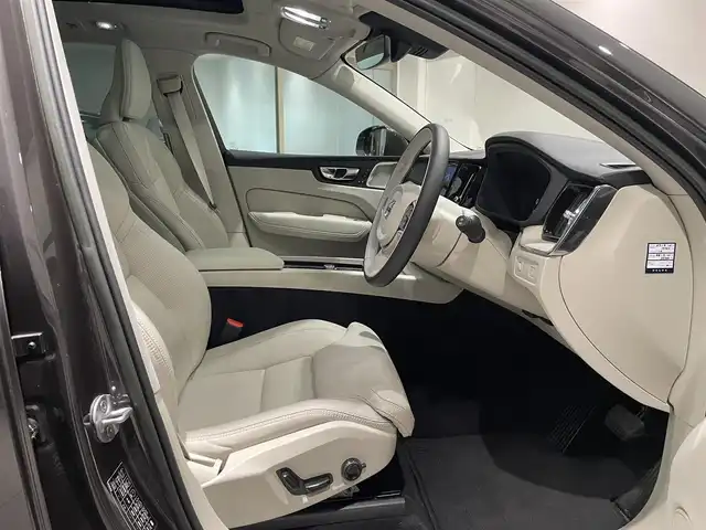 ボルボ ボルボ ＸＣ６０ B5 AWD インスクリプション 愛知県 2022(令4)年 2万km グレーⅡ Ｂｏｗｅｒｓ＆Ｗｉｌｋｉｎｓサウンド　/パノラミックＳ／Ｒ　/ＨＵＤ　/オルフォス製クリスタルシフトノブ　/ベージュレザーシート　/シートヒーター/シートエアコン/ハンドルヒーター/Ｇｏｏｇｌｅマップ　/３６０度カメラ　/AppleCarPlay/AndroidAuto/ACC/LKA/BSM/エアサスペンション/ETCパワーバックドア/プッシュスタート/ウィンカーミラー/アイドリングストップ