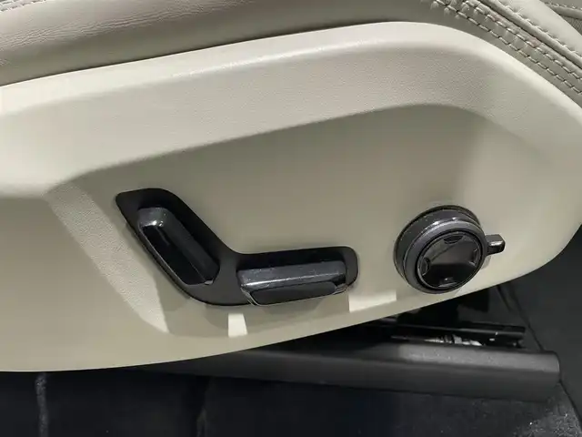 ボルボ ボルボ ＸＣ６０ B5 AWD インスクリプション 愛知県 2022(令4)年 2万km グレーⅡ Ｂｏｗｅｒｓ＆Ｗｉｌｋｉｎｓサウンド　/パノラミックＳ／Ｒ　/ＨＵＤ　/オルフォス製クリスタルシフトノブ　/ベージュレザーシート　/シートヒーター/シートエアコン/ハンドルヒーター/Ｇｏｏｇｌｅマップ　/３６０度カメラ　/AppleCarPlay/AndroidAuto/ACC/LKA/BSM/エアサスペンション/ETCパワーバックドア/プッシュスタート/ウィンカーミラー/アイドリングストップ