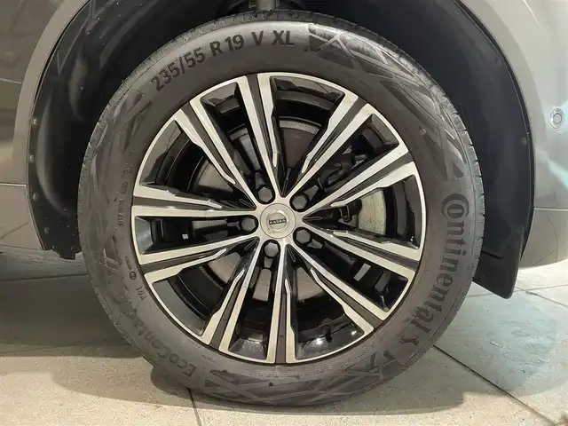 ボルボ ボルボ ＸＣ６０ B5 AWD インスクリプション 愛知県 2022(令4)年 2万km グレーⅡ Ｂｏｗｅｒｓ＆Ｗｉｌｋｉｎｓサウンド　/パノラミックＳ／Ｒ　/ＨＵＤ　/オルフォス製クリスタルシフトノブ　/ベージュレザーシート　/シートヒーター/シートエアコン/ハンドルヒーター/Ｇｏｏｇｌｅマップ　/３６０度カメラ　/AppleCarPlay/AndroidAuto/ACC/LKA/BSM/エアサスペンション/ETCパワーバックドア/プッシュスタート/ウィンカーミラー/アイドリングストップ