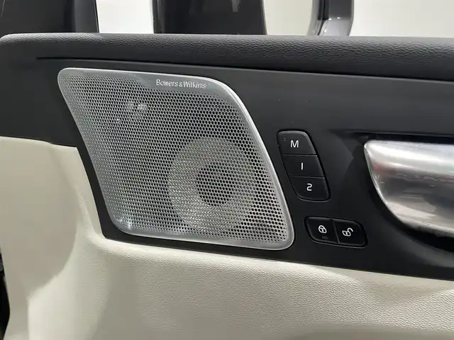 ボルボ ボルボ ＸＣ６０ B5 AWD インスクリプション 愛知県 2022(令4)年 2万km グレーⅡ Ｂｏｗｅｒｓ＆Ｗｉｌｋｉｎｓサウンド　/パノラミックＳ／Ｒ　/ＨＵＤ　/オルフォス製クリスタルシフトノブ　/ベージュレザーシート　/シートヒーター/シートエアコン/ハンドルヒーター/Ｇｏｏｇｌｅマップ　/３６０度カメラ　/AppleCarPlay/AndroidAuto/ACC/LKA/BSM/エアサスペンション/ETCパワーバックドア/プッシュスタート/ウィンカーミラー/アイドリングストップ