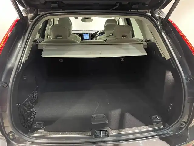 ボルボ ボルボ ＸＣ６０ B5 AWD インスクリプション 愛知県 2022(令4)年 2万km グレーⅡ Ｂｏｗｅｒｓ＆Ｗｉｌｋｉｎｓサウンド　/パノラミックＳ／Ｒ　/ＨＵＤ　/オルフォス製クリスタルシフトノブ　/ベージュレザーシート　/シートヒーター/シートエアコン/ハンドルヒーター/Ｇｏｏｇｌｅマップ　/３６０度カメラ　/AppleCarPlay/AndroidAuto/ACC/LKA/BSM/エアサスペンション/ETCパワーバックドア/プッシュスタート/ウィンカーミラー/アイドリングストップ