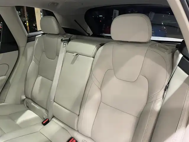 ボルボ ボルボ ＸＣ６０ B5 AWD インスクリプション 愛知県 2022(令4)年 2万km グレーⅡ Ｂｏｗｅｒｓ＆Ｗｉｌｋｉｎｓサウンド　/パノラミックＳ／Ｒ　/ＨＵＤ　/オルフォス製クリスタルシフトノブ　/ベージュレザーシート　/シートヒーター/シートエアコン/ハンドルヒーター/Ｇｏｏｇｌｅマップ　/３６０度カメラ　/AppleCarPlay/AndroidAuto/ACC/LKA/BSM/エアサスペンション/ETCパワーバックドア/プッシュスタート/ウィンカーミラー/アイドリングストップ